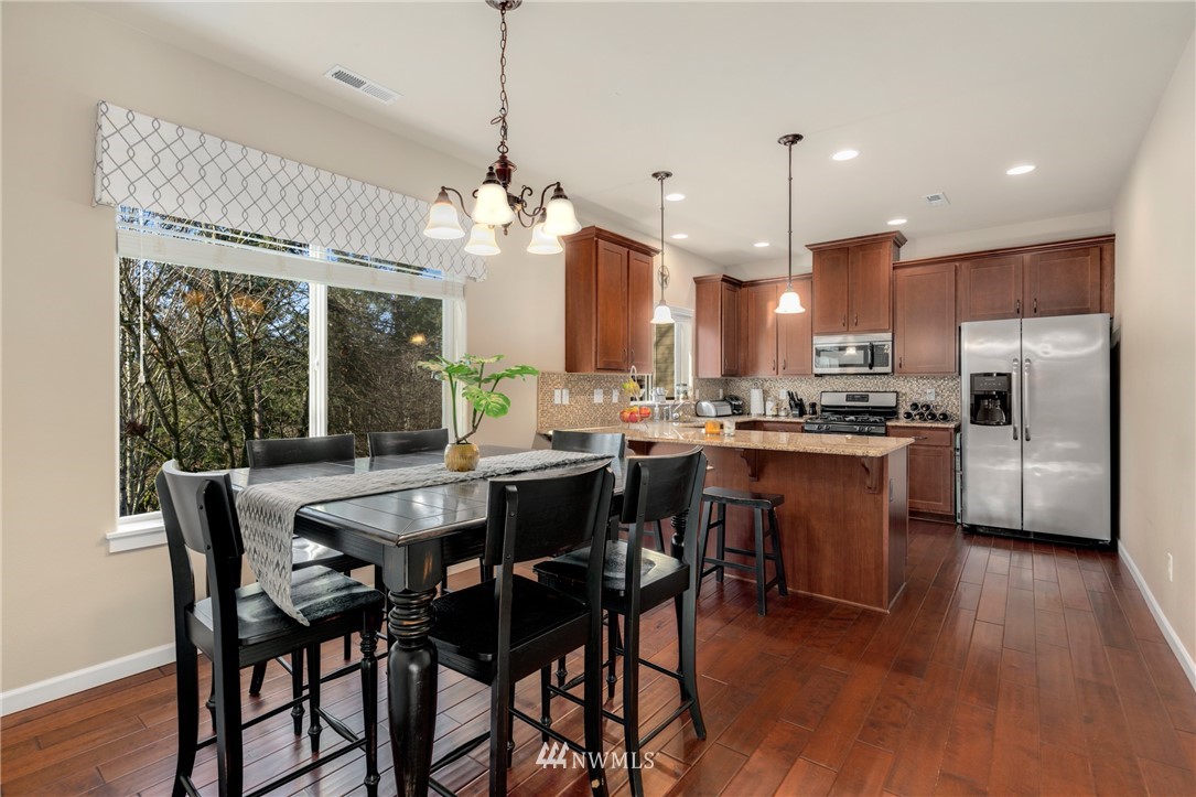 1701 Queen Court Northeast Renton, WA 98056 - Photo 4 of 25 Gallery Image 4