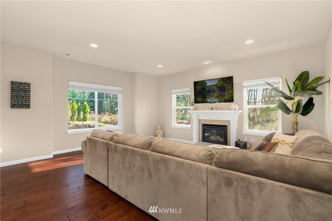 1701 Queen Court Northeast Renton, WA 98056 - Photo 8 of 25 Gallery Image 8