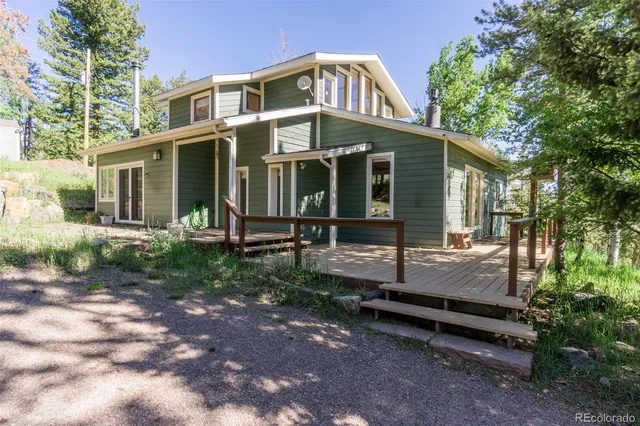 a view of a house with backyard