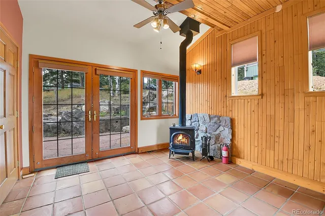 a view of a livingroom with furniture and a ceiling fan