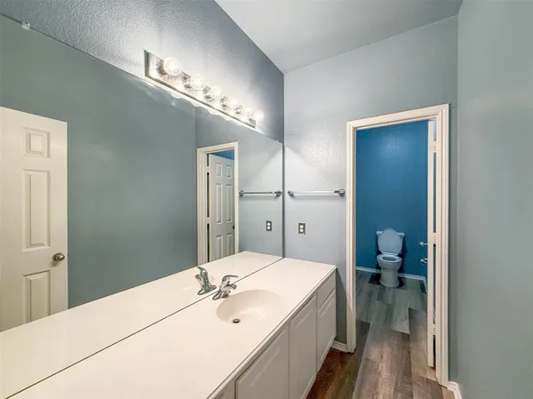 a en suite bathroom with a double vanity sink and a mirror
