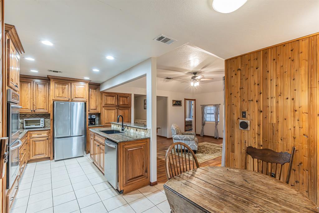 614 Overhill Road Granbury, TX 76048 - Photo 9 of 40