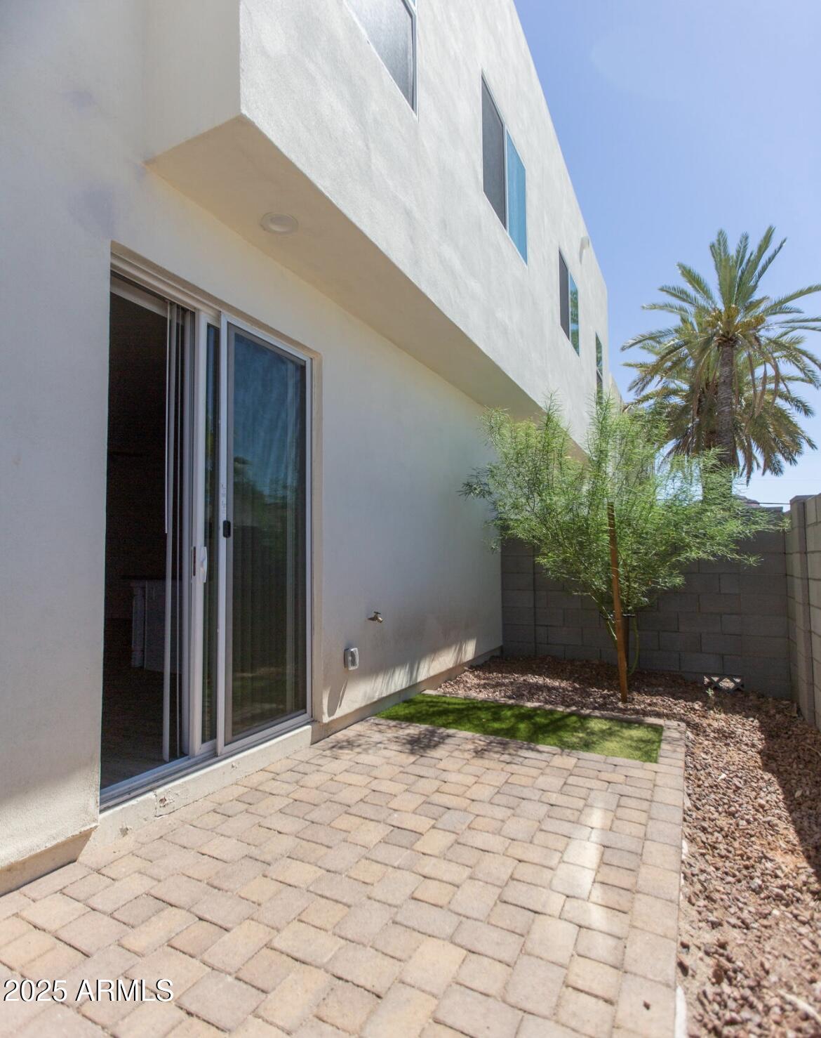 1850 North 51st Street, Unit 5 Phoenix, AZ 85008 - Photo 21 of 23 a backyard of a house