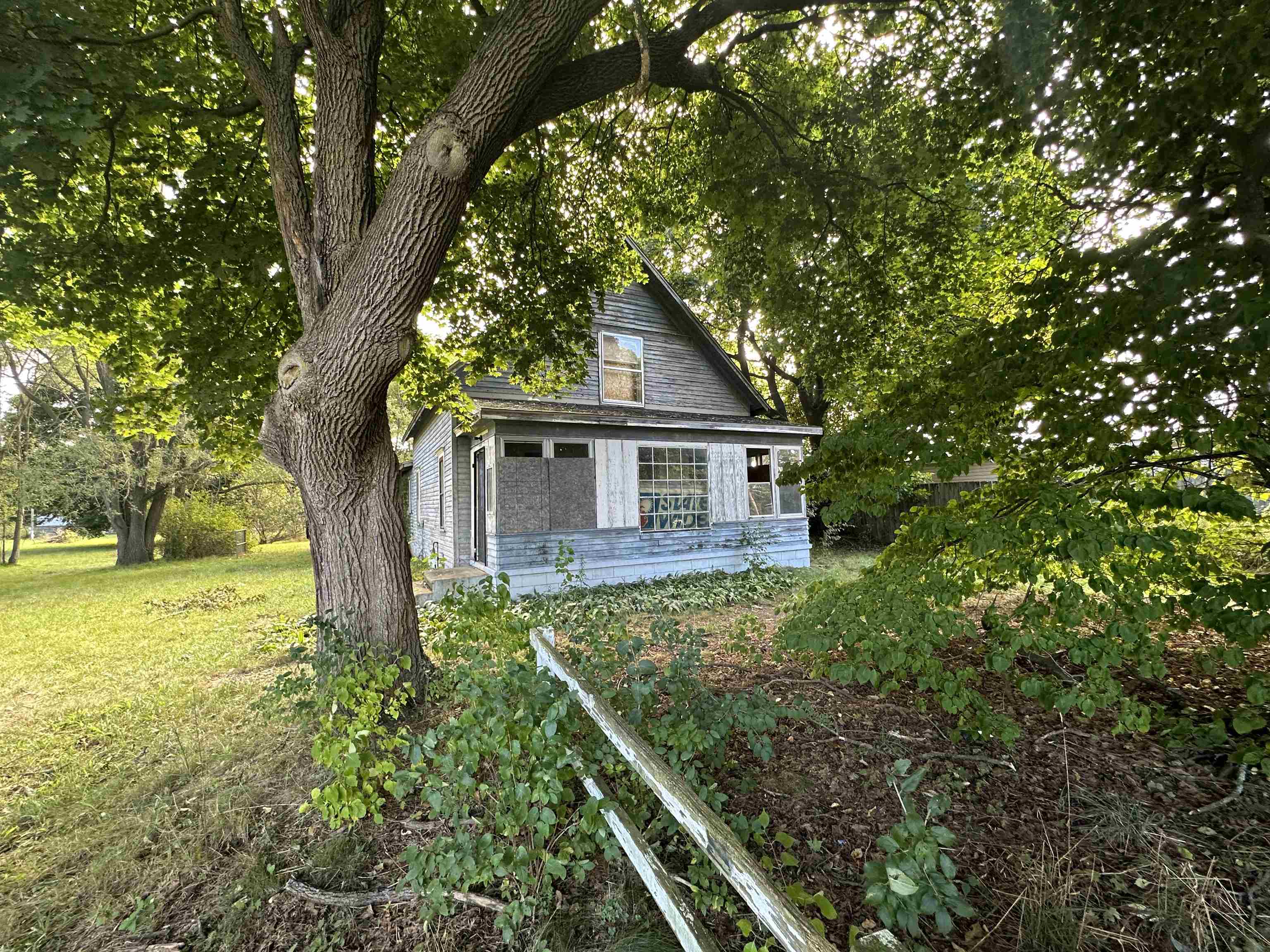 11265 Deer Lake Road Clare, MI 48617 - Photo 1 of 14 1926918-daef85a0-c7ab-491e-9523-8041df44a289.JPG