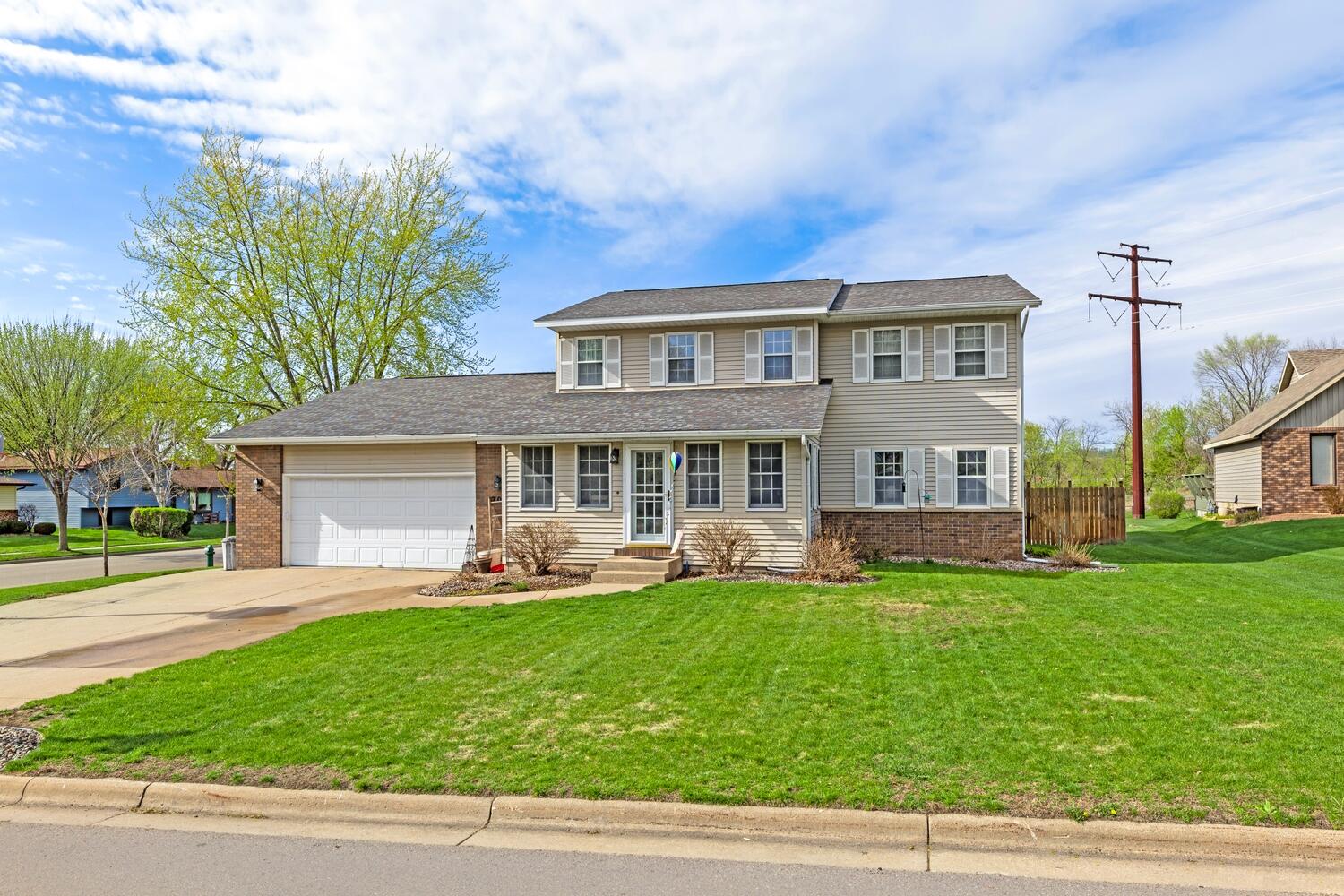 701 Park Ridge Place Onalaska, WI 54650 - Photo 2 of 24 2 FRONT