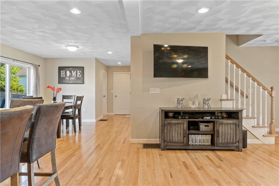 40 Potowomut Road Warwick, RI 02818 - Photo 8 of 47