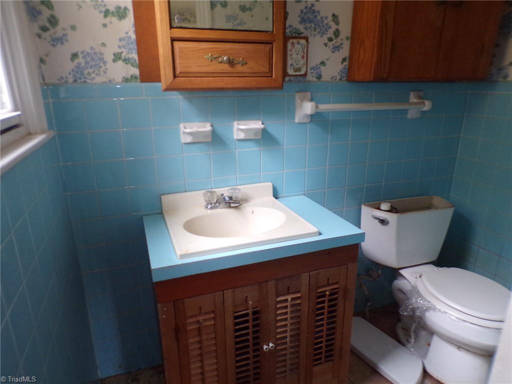 3736 Buffalo Ford Road Asheboro, NC 27205 - Photo 15 of 23 Primary half bath