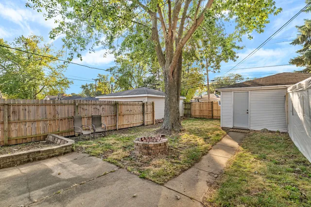 a view of a backyard