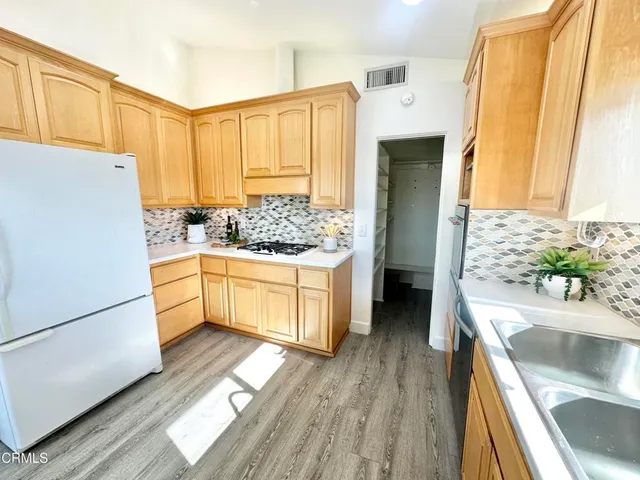 $1,999,000 | 2827 Pierpont Boulevard, Ventura, CA 93001