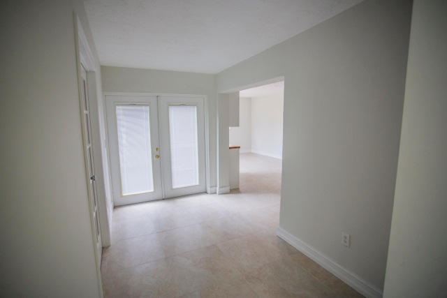 628 Southwest 18th Avenue Boca Raton, FL 33486 - Photo 4 of 25 SW18 entry to kitchen