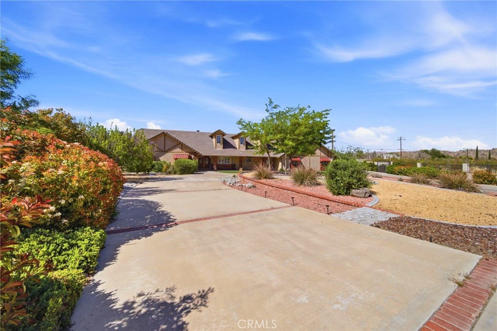 19670 Tonkawan Road Apple Valley, CA 92307 - Photo 6 of 70 Hardscape for easy Maintenance