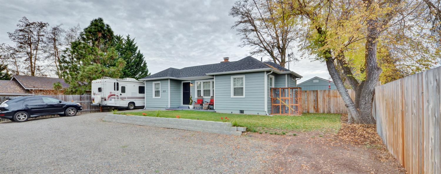 1819 Spring Street Medford, OR 97504 - Photo 3 of 27 Huge area for guest parking.