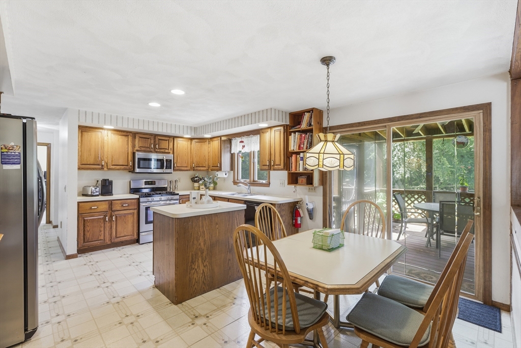 4 Oneida Place Hudson, MA 01749 - Photo 15 of 42