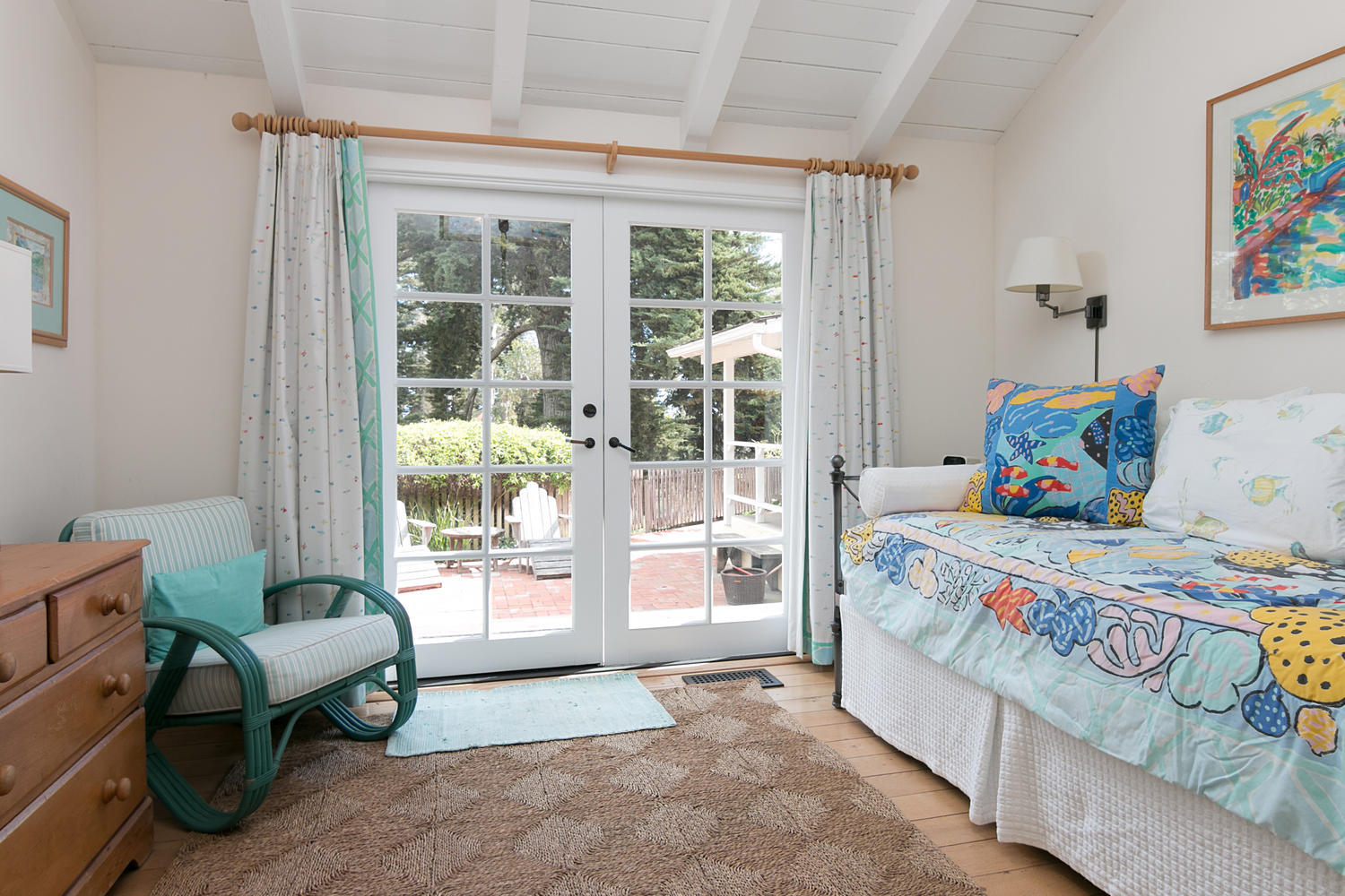 181 Rincon Point Road Carpinteria, CA 93013 - Photo 31 of 44 a bedroom with a bed and a window
