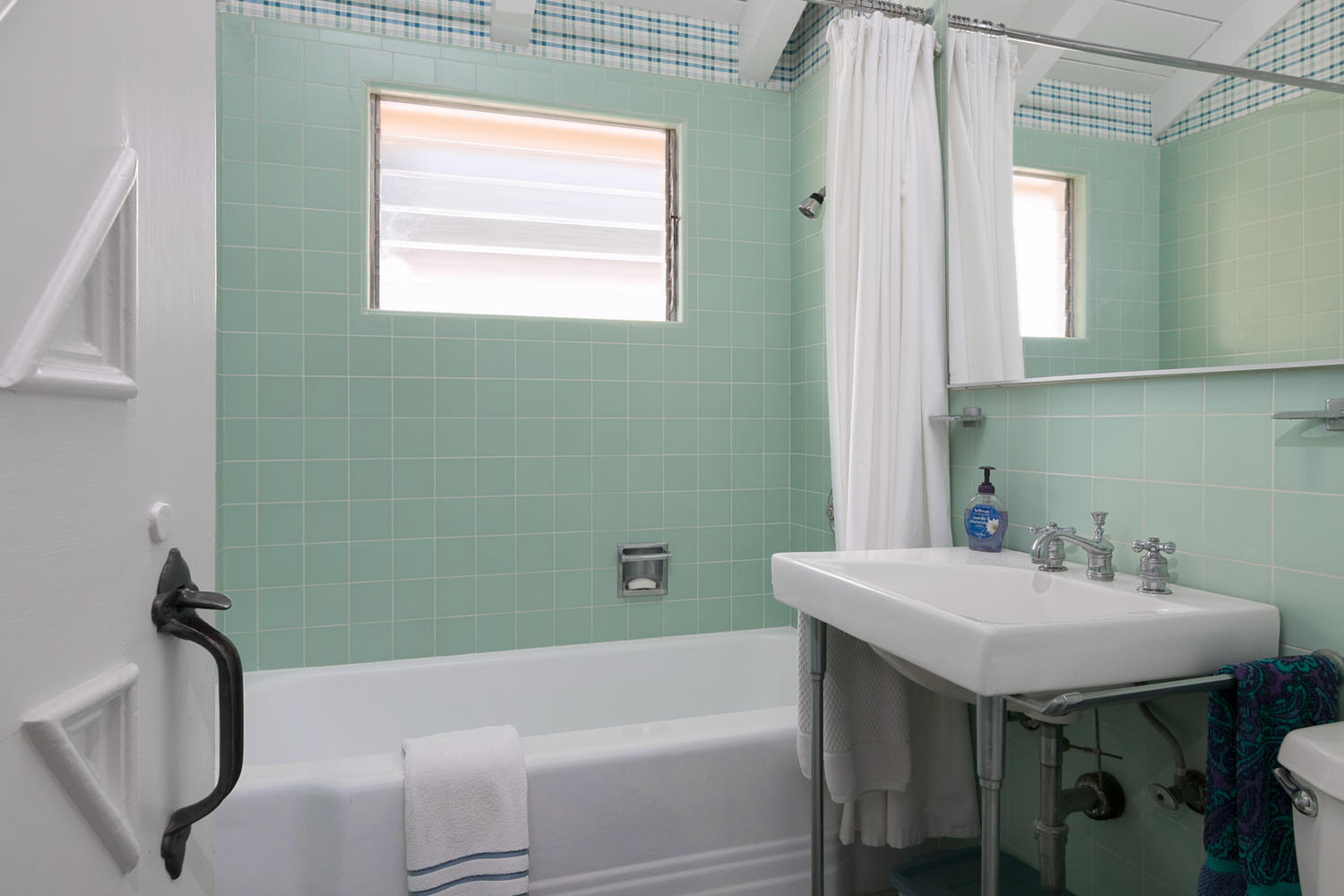 181 Rincon Point Road Carpinteria, CA 93013 - Photo 32 of 44 a bathroom with a sink a bathtub and a window