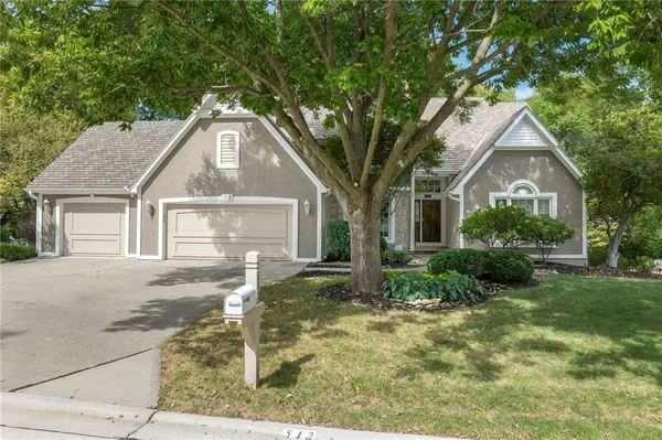 $499,900 | 512 Pinewood Drive, St. Joseph, MO 64506