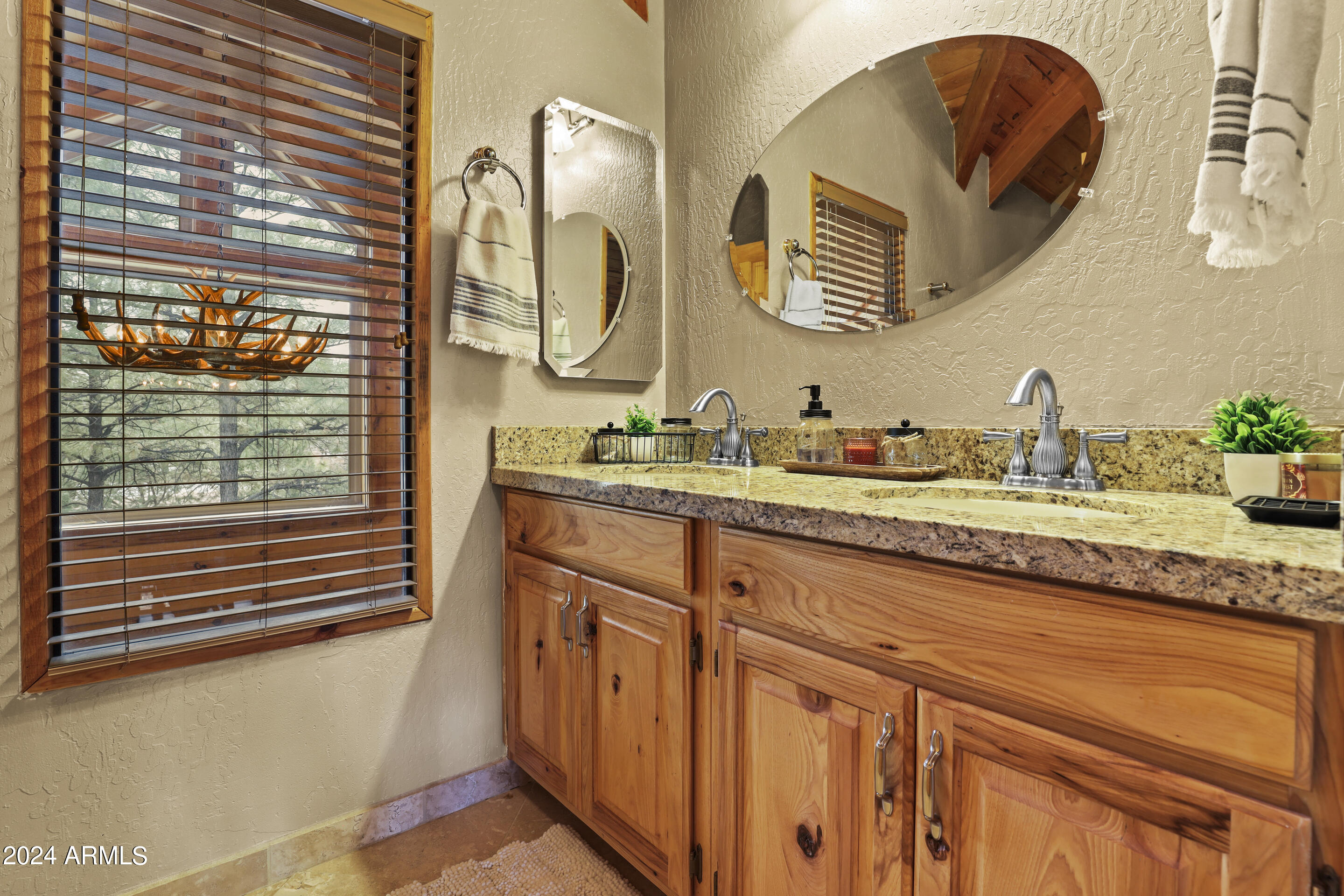 1534 Mainline Road Heber, AZ 85928 - Photo 22 of 40 Upstairs bath