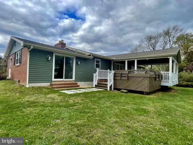 a view of a house with backyard