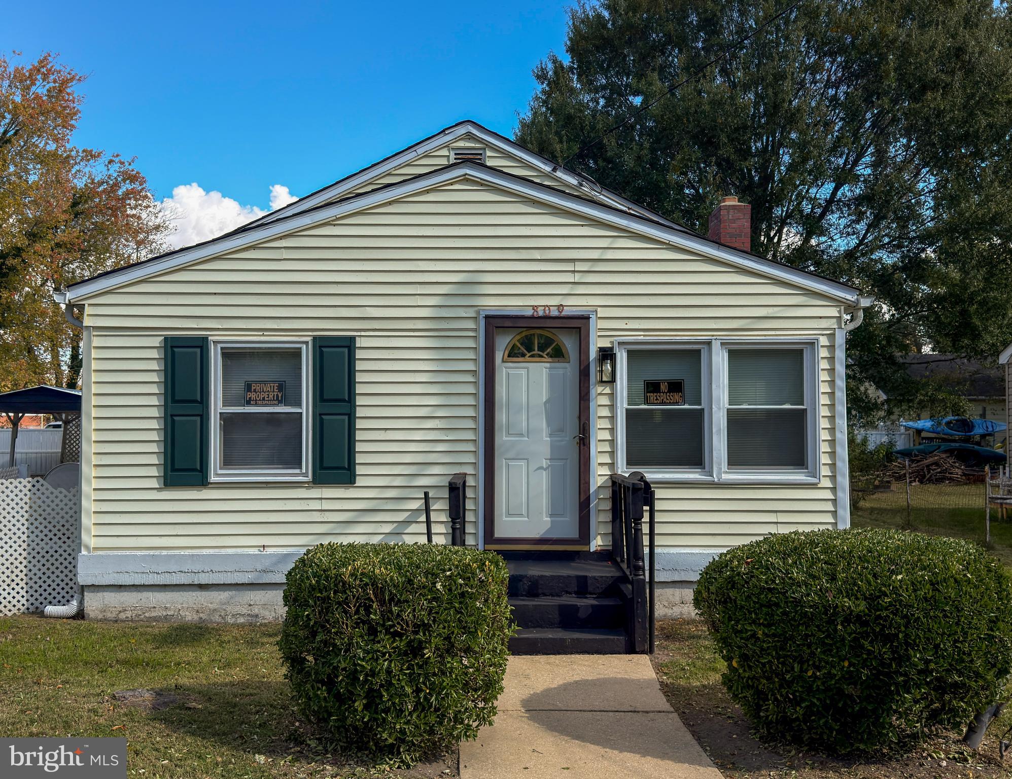809 Truman Street Cambridge, MD 21613 - Photo 5 of 25 a front view of a house with garden