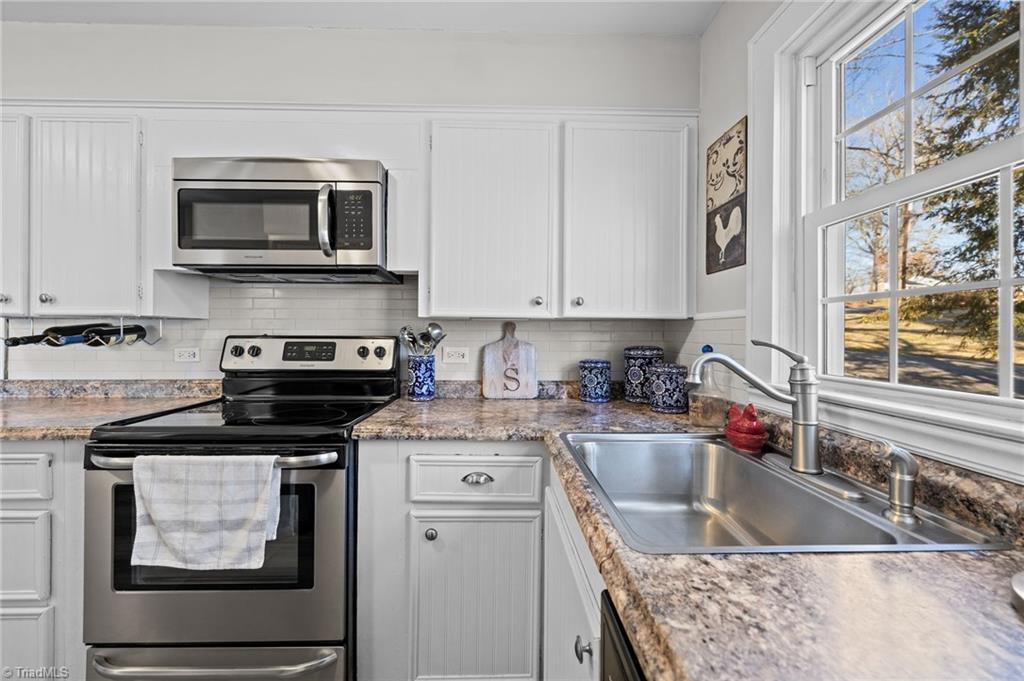 254 Hillcrest Drive Elkin, NC 28621 - Photo 5 of 38