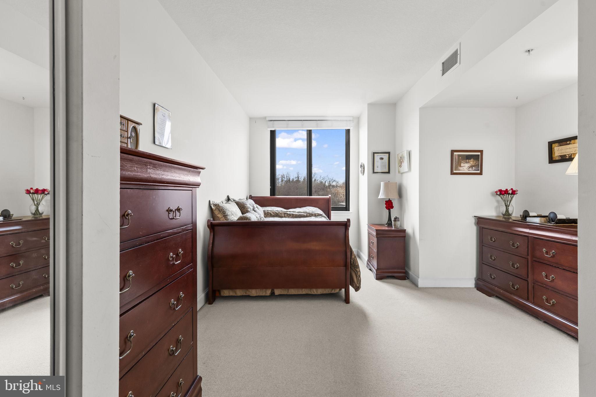 2451 Midtown Avenue, Unit 1413 Alexandria, VA 22303 - Photo 14 of 19 a room with furniture and mirror