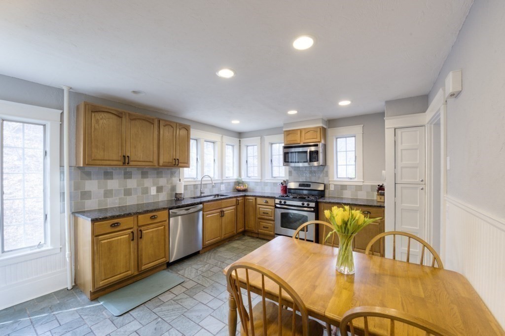 18 St Elmo Road Worcester, MA 01602 - Photo 8 of 28 Gallery Image 8