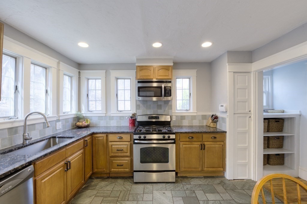 18 St Elmo Road Worcester, MA 01602 - Photo 9 of 28 Gallery Image 9