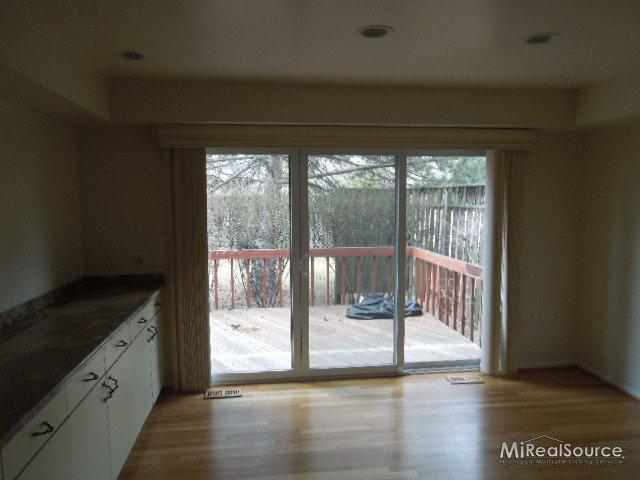 5590 Ridgewood Road West Bloomfield, MI 48322 - Photo 11 of 22 31154135-10.JPG