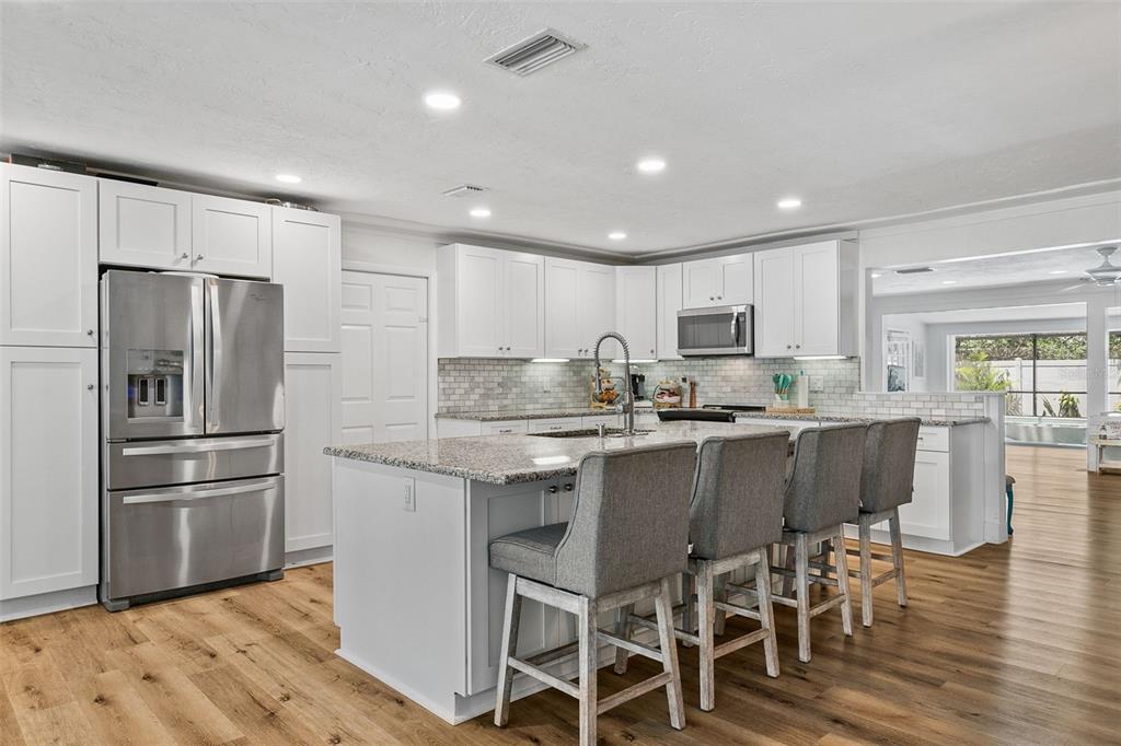 2215 Hibiscus Street Sarasota, FL 34239 - Photo 13 of 61