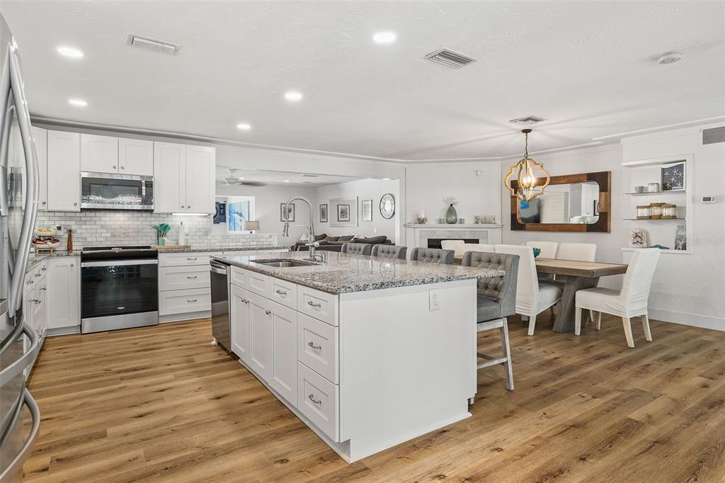 2215 Hibiscus Street Sarasota, FL 34239 - Photo 14 of 61