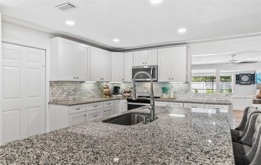 2215 Hibiscus Street Sarasota, FL 34239 - Photo 15 of 61