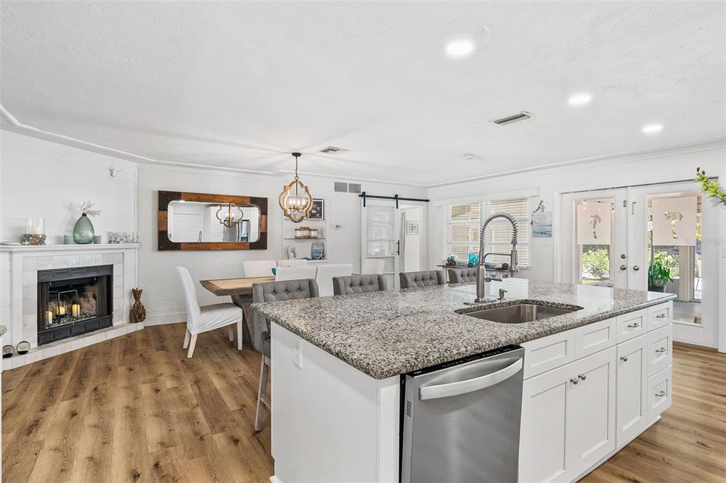 2215 Hibiscus Street Sarasota, FL 34239 - Photo 18 of 61
