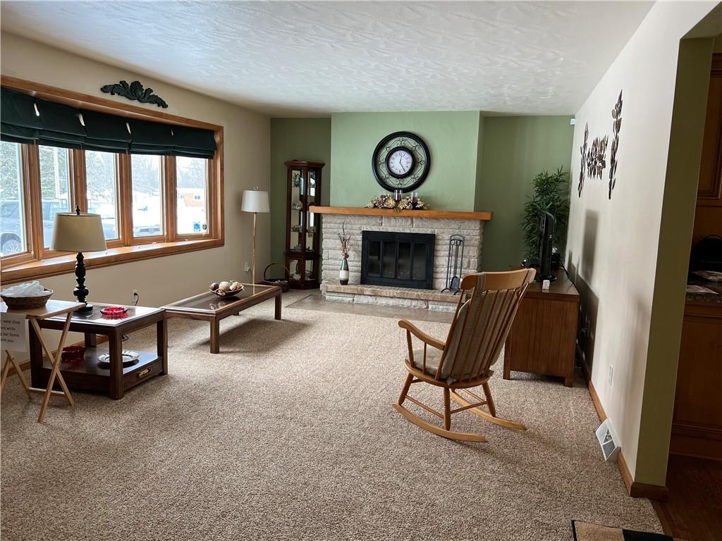Plenty of space for entertaining family!