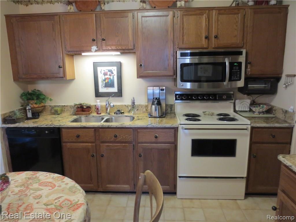 1300 Brook Lane Rochester, MI 48306 - Photo 17 of 27 IMG_0881.JPG