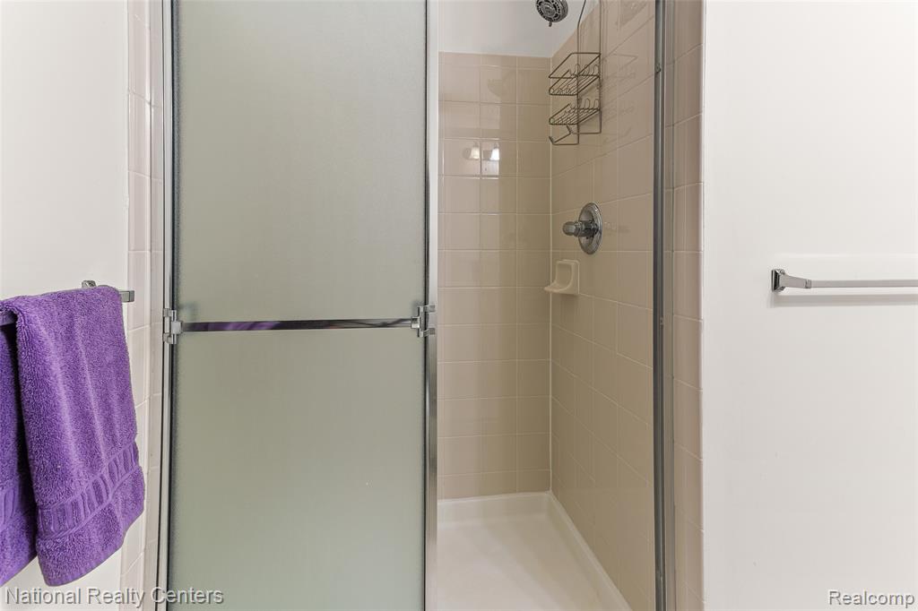 1637 Deepwood Circle Rochester, MI 48307 - Photo 20 of 34