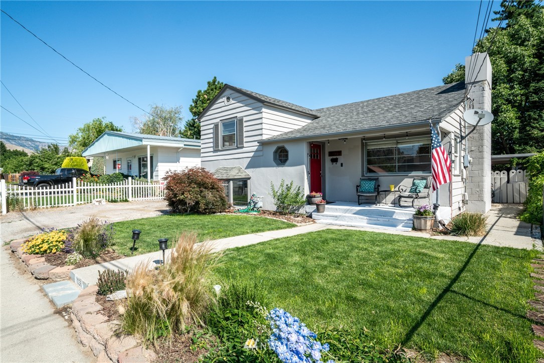 1036 Tyler Street Wenatchee, WA 98801 - Photo 1 of 29 a front view of house with yard and outdoor seating