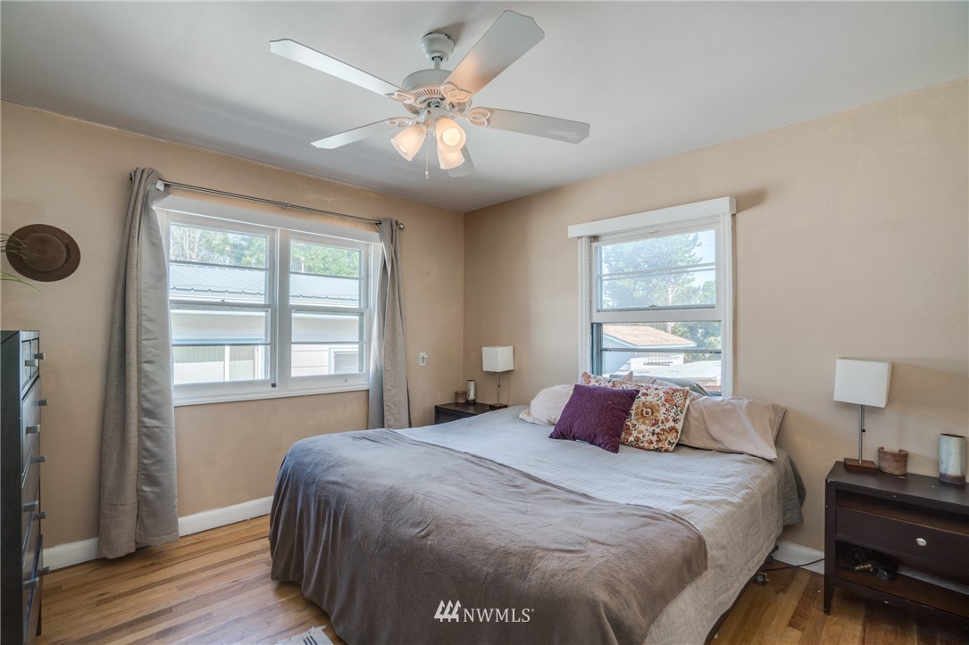 1036 Tyler Street Wenatchee, WA 98801 - Photo 14 of 29 a bedroom with a large bed and a window