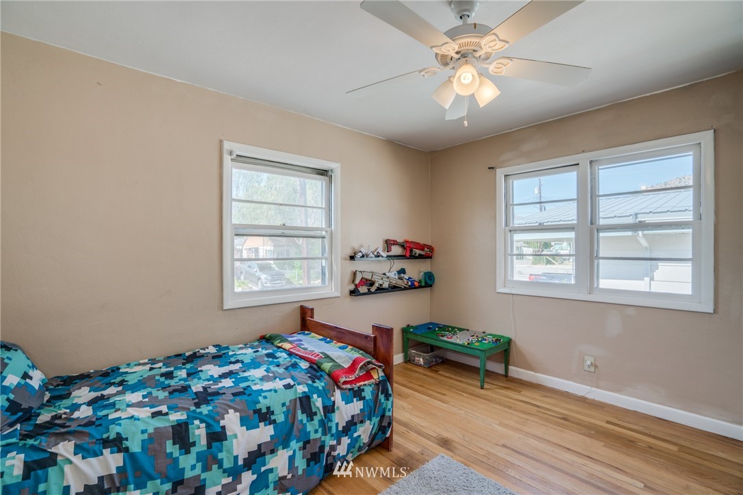 1036 Tyler Street Wenatchee, WA 98801 - Photo 15 of 29 a bedroom with a bed and a window