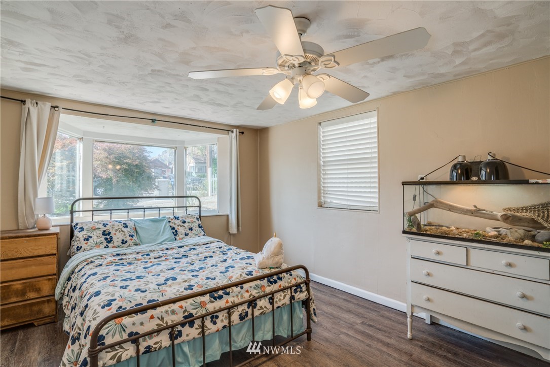 1036 Tyler Street Wenatchee, WA 98801 - Photo 17 of 29 a bedroom with a bed and window