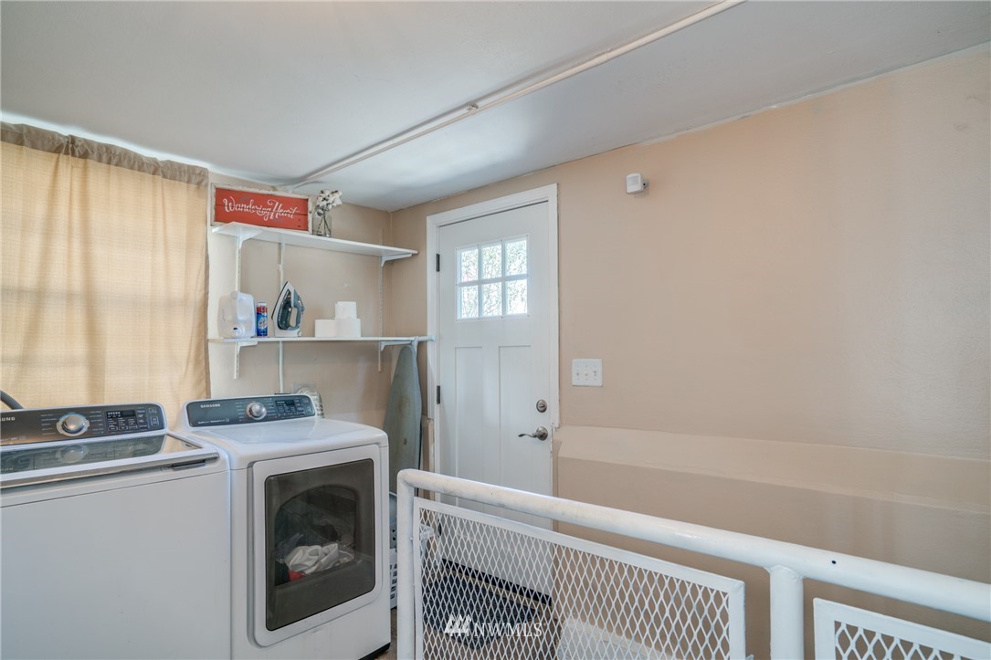 1036 Tyler Street Wenatchee, WA 98801 - Photo 19 of 29 a room with a washer and dryer