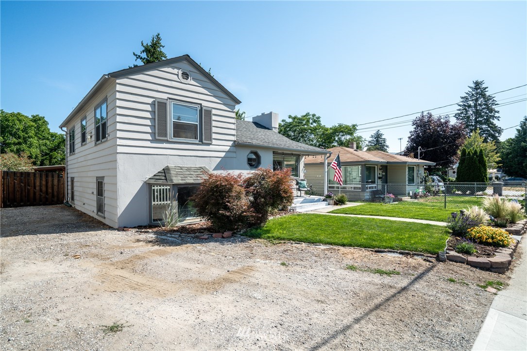 1036 Tyler Street Wenatchee, WA 98801 - Photo 3 of 29 a front view of a house with a yard