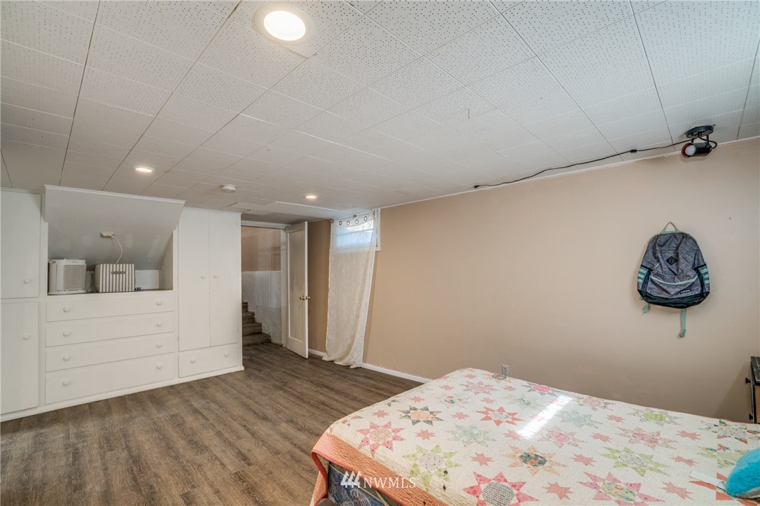 1036 Tyler Street Wenatchee, WA 98801 - Photo 22 of 29 a bedroom with a bed and a window