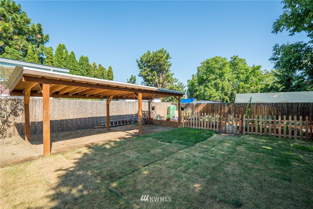 1036 Tyler Street Wenatchee, WA 98801 - Photo 26 of 29 a view of a small yard and large tree