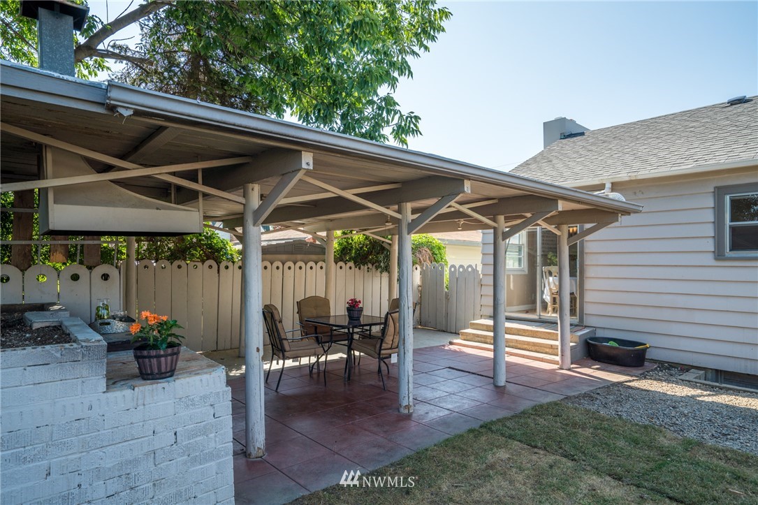 1036 Tyler Street Wenatchee, WA 98801 - Photo 27 of 29 a patio with wooden table a table and chairs