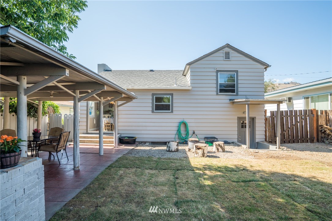 1036 Tyler Street Wenatchee, WA 98801 - Photo 28 of 29 a view of a house with wooden fence