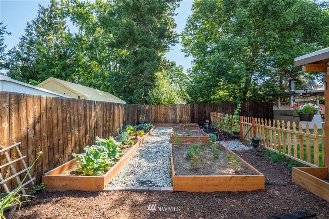 1036 Tyler Street Wenatchee, WA 98801 - Photo 29 of 29 a view of a backyard with a garden