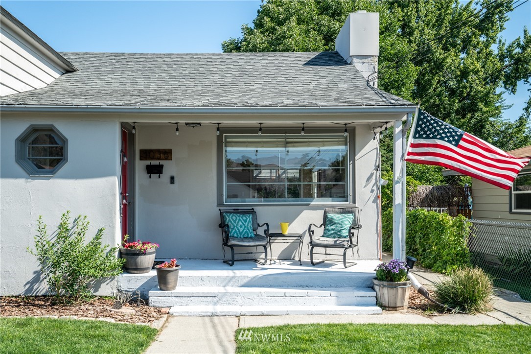 1036 Tyler Street Wenatchee, WA 98801 - Photo 4 of 29 a view of house with garden and sitting area