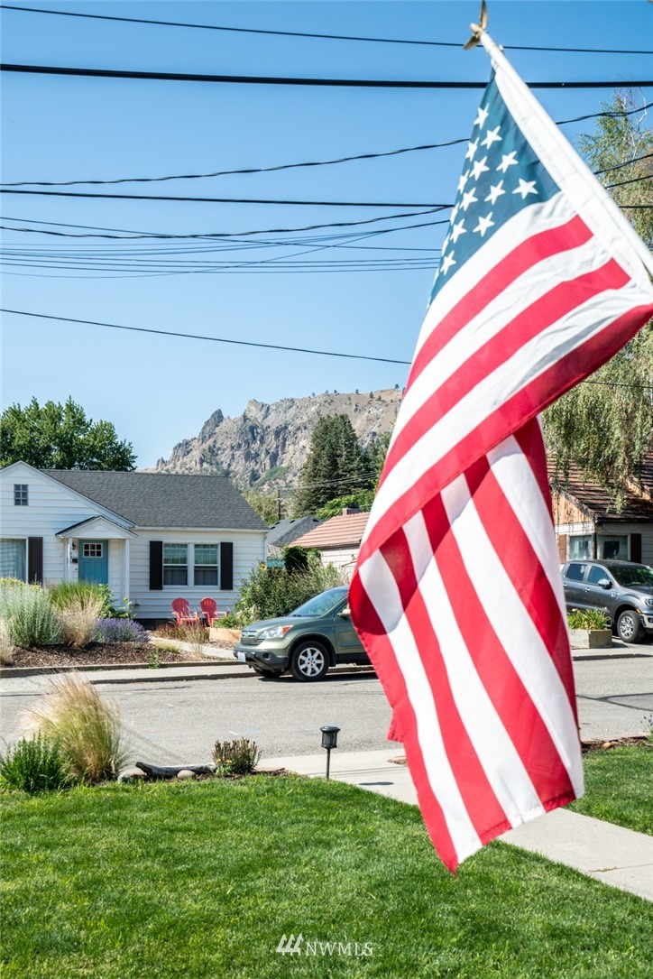 1036 Tyler Street Wenatchee, WA 98801 - Photo 5 of 29 a view of outdoor space yard and porch