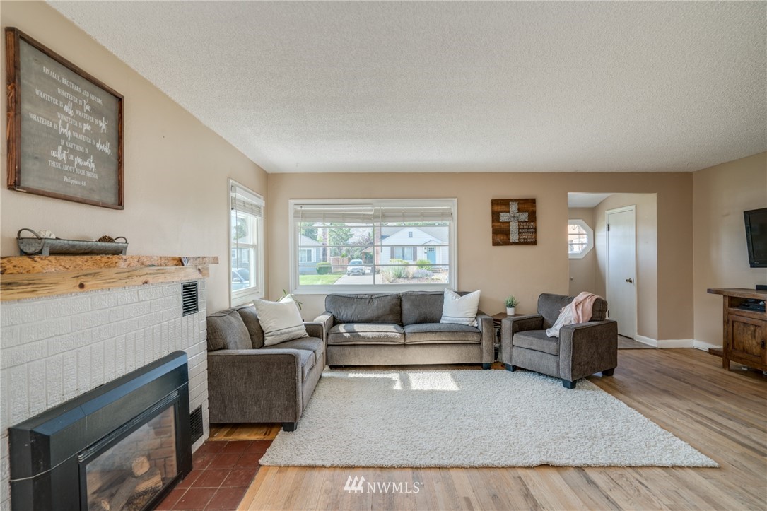 1036 Tyler Street Wenatchee, WA 98801 - Photo 7 of 29 a living room with furniture and a large window