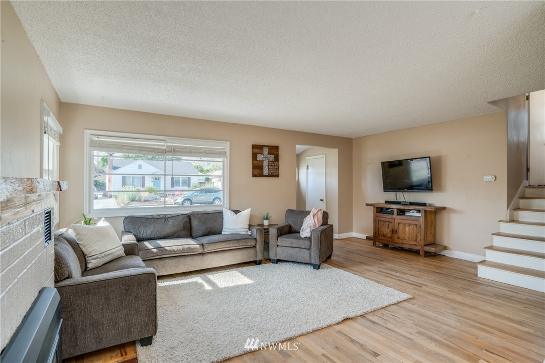 1036 Tyler Street Wenatchee, WA 98801 - Photo 8 of 29 a living room with furniture and a flat screen tv with wooden floor